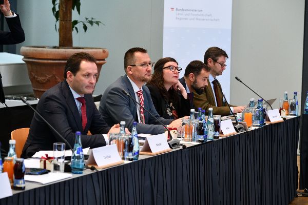 Während des Meetings; An dem Tisch sitzen Landwirtschaftsminister Norbert Totschnigg, Co-Chair Georg Rappold, seine Mitarbeiterin Lisa Lehner sowie die beiden Schweizer Teilnehmer Michael Reinhard und Alfred Kammerhofer. 