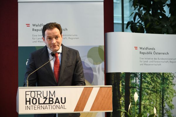 Landwirtschaftsminister Norbert Totschnig während seiner Eröffnungsrede am Rednerpult. 
