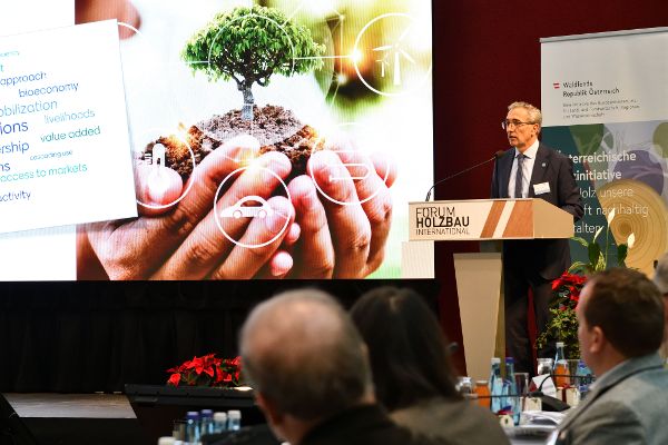 Ewald Rametsteiner von der FAO bei seiner Präsentation. 
