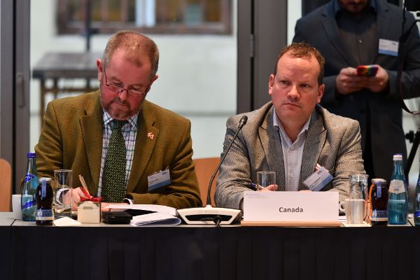 Die beiden kanadischen Observer Graham Hilton und Jarrett Hutchinson lauschen den Vorträgen. 