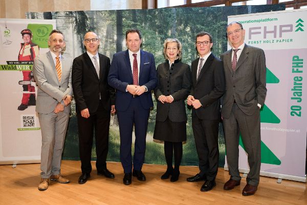 Gruppenfoto mit Bundesminister Totschnig und Sektionschefin Moser