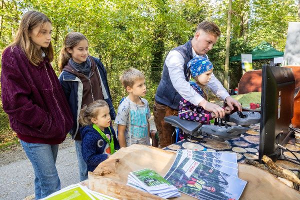 Kinder bei der Vorführung des Harvestersimulators