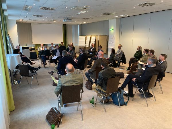 Personen auf Sesseln in einem Workshop