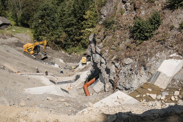 Schutzbaustelle der Wildbach- und Lawinenverbauung am Eckartaubach mit Arbeiter