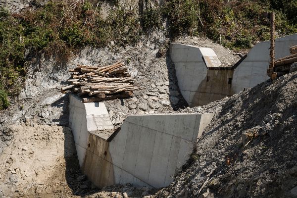 Schutzbaustelle der Wildbach- und Lawinenverbauung am Eckartaubach mit Konsolidierungssperren 