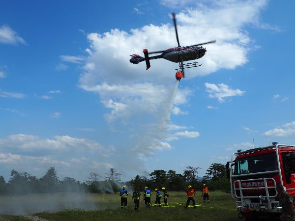 Gezielter Löschwasserabwurf per Helikopter