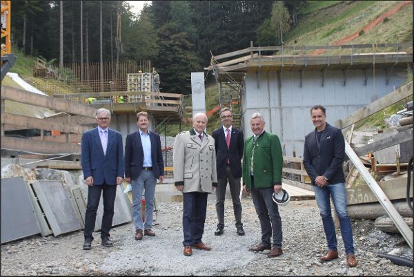 Die Ehrengäste vor der Position Nummer 08 (derzeit in Bau) des Projektes „Gasenbach-Zubringer"