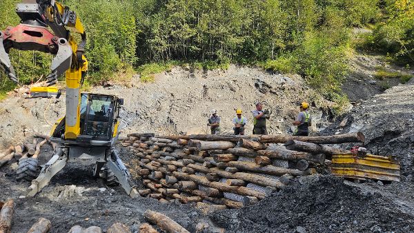Mitarbeiter der Wildbach- und Lawinenverbauung auf einer aktiven Baustelle am Tuxeggbach, Tirol. 