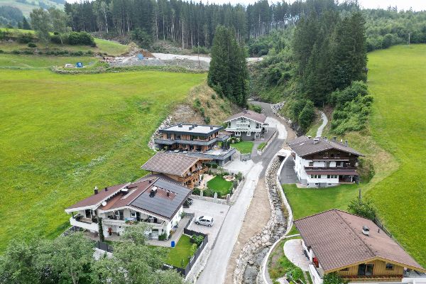 Luftaufnahme von der errichteten Wildbach-Sperre