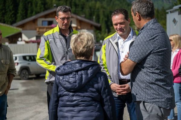 Bundesminister und WLV-Sektionsleiter im Gespräch mit Bürgermeister Pranger und Einwohnerin