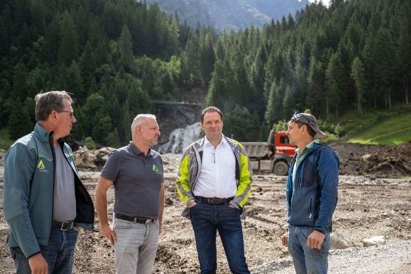 Mitarbeiter der WLV Tirol mit Bundesminister