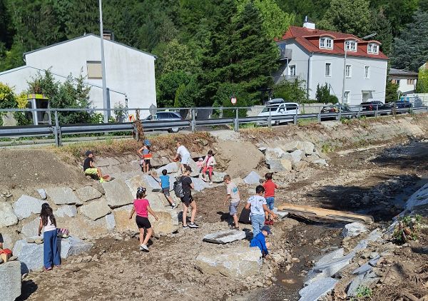 Schüler und Schülerinnen der Bertha von Suttner Volksschule beim Schulprojekt im Haselgraben der Wildbach- und Lawinenverbauung