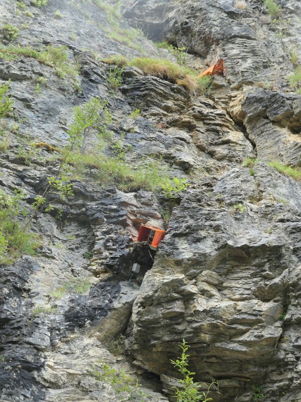 Angebrachte Sensoren auf Felsen