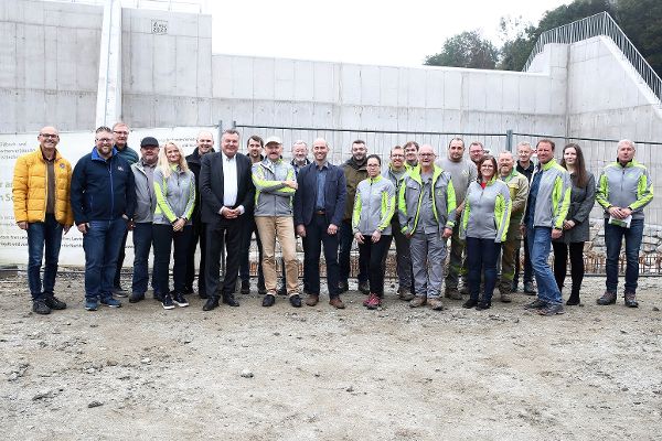  Vor dem Rückhaltebecken Hinzenbach mit dem Projektteam der WLV und zahlreichen Stakeholdern