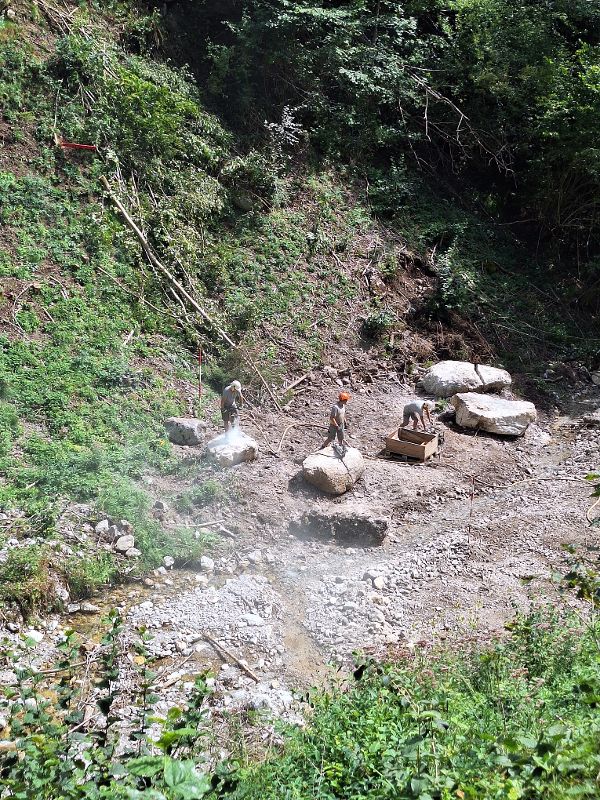 Baubeginn am Höttinger Bach durch Arbeiter der Wildbach- und Lawinenverbauung