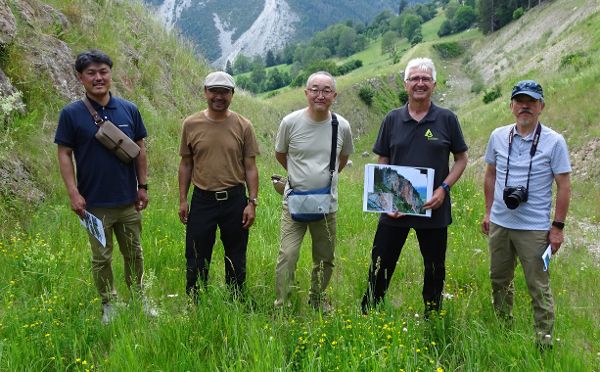 Japanische Delegation mit Gebietsbauleiter Markus Mayerl bei der Besichtigung des Felssturzs Pürgg