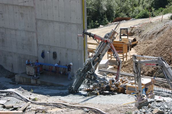 Herstellung von Kern- beziehungsweise Untergrundabdichtungen von Hochwasserrückhaltebecken in Abhängigkeit von den geologisch-geotechnischen Randbedingungen