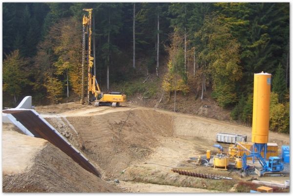 Herstellung von Kern- beziehungsweise  Untergrundabdichtungen von Hochwasserrückhaltebecken in Abhängigkeit von den geologisch-geotechnischen Randbedingungen
