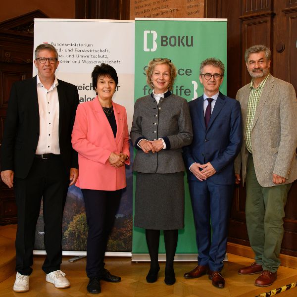 Gruppenfoto mit fünf Personen im Festsaal der BOKU