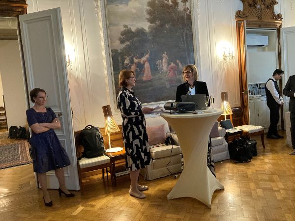 Botschafterin Pirkko Hämäläinen und Sektionschefin Maria Patek 