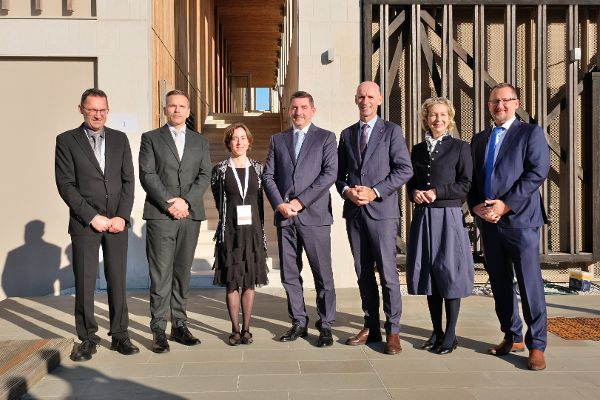 Gruppenbild wichtiger Entscheidungsträger des HLM woodPoP Izola im Freien 