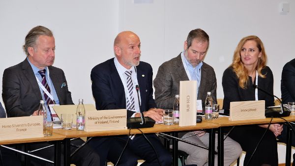 Einige Teilnehmer des HLM während der Diskussionsrunde 