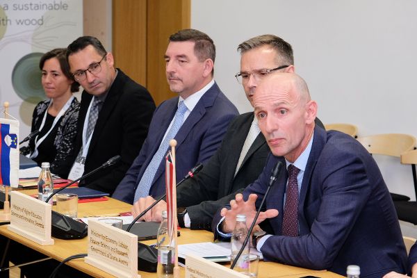 Einige Teilnehmer des HLM während der Diskussionsrunde