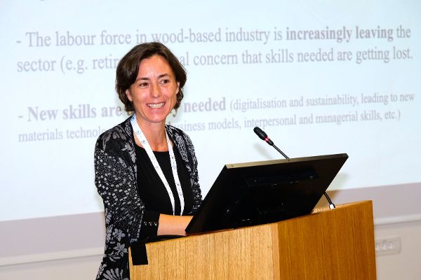 Dr. Andreja Kutnar, InnoRenew CoE, bei ihrer Ansprache im Rahmen des HLM 