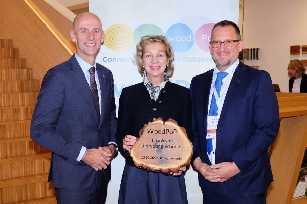 Übergabe des Danke-Gastgeschenkes 