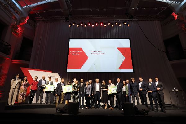 Gruppenfoto der Gewinner:innen des Innovationspreises