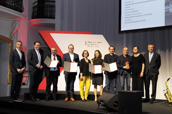 Gruppenfoto der Preisträger:innen Staatspreis Holzbau 2026