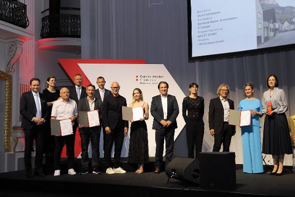 Gruppenfoto der Preisträger:innen Staatspreis Holzbau 2026