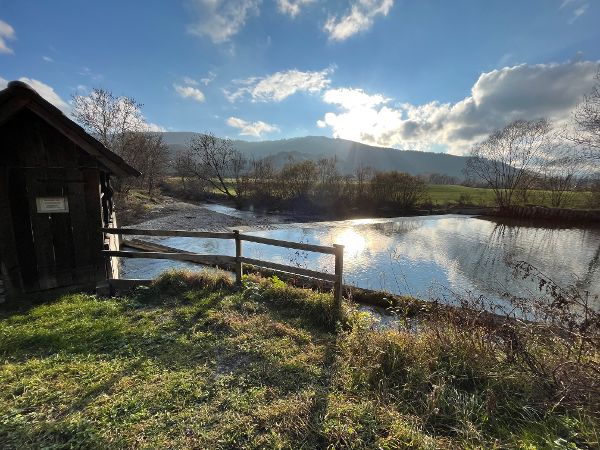 Zusehen ist ein Staubereich von einer kleinen Wasserkraftanlage.