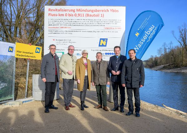 Persoenlichkeiten von Politik und Wasserbau, im Hintergrund Bautafel Revitalisierung Mundungsbereich Ybbs