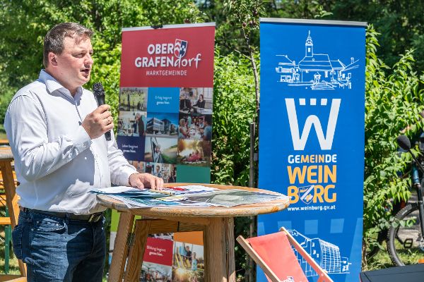 Zusehen ist Herr DI Jakob Schrittwieser bei der feierlichen Baustelleneröffnung der Pielach, wie er gerade eine Rede hält. 