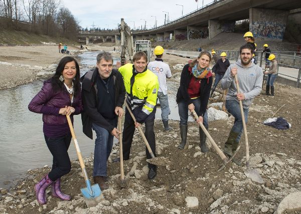 Gruppenfoto Wienfluss mit Umweltstadträtin Ulli Sima, Rüdiger Maresch Umweltsprecher und Gerold Löw, Leiter des Magistrates 45