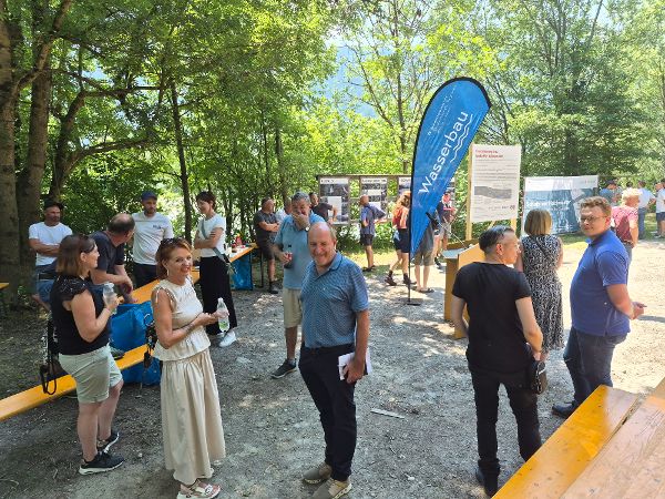 Zusehen ist die feierliche Baustelleneröffnung der Oberen Drau in Kärnten.