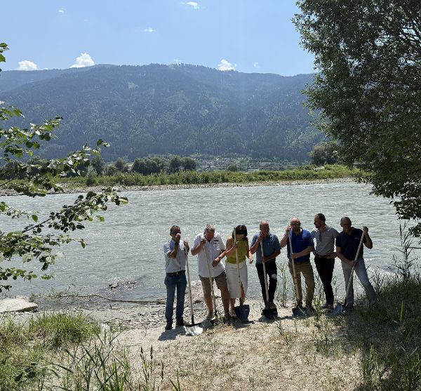 Zusehen ist die feierliche Baustelleneröffnung von der Oberen Drau in Kärnten. 
