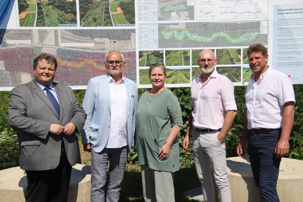 Zusehen ist die Spatenstichfeier für die Renaturierung der Strem in Ollersdorf – Litzelsdorf. Auf den Bild zu sehen ist, von links: Bürgermeister Bernd Strobl (Ollersdorf), Wolfgang Wukovits (Wasserbauamt), Sectionschefin Monika Mörth (Bundesministerium für Land- und Forstwirtschaft, Klima- und Umweltschutz, Regionen und Wasserwirtschaft), Christian Sailer (Landeswasserbau), Bürgermeister Jürgen Resch (Litzelsdorf).