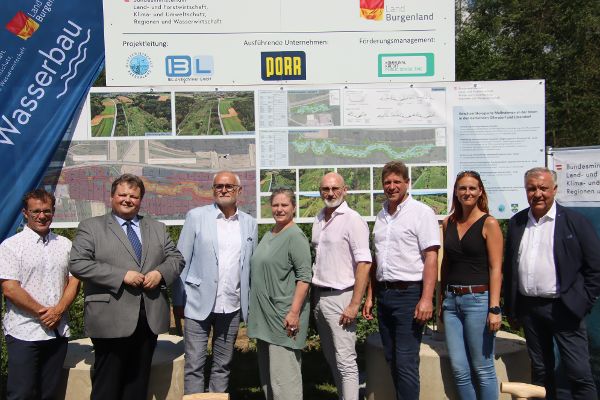 Zusehen ist die Spatenstichfeier für die Renaturierung der Strem in Ollersdorf – Litzelsdorf. Auf den Bild zu sehen ist, von links: Bürgermeister Bernd Strobl (Ollersdorf), Wolfgang Wukovits (Wasserbauamt), Sectionschefin Monika Mörth (Bundesministerium für Land- und Forstwirtschaft, Klima- und Umweltschutz, Regionen und Wasserwirtschaft), Christian Sailer (Landeswasserbau), Bürgermeister Jürgen Resch (Litzelsdorf).