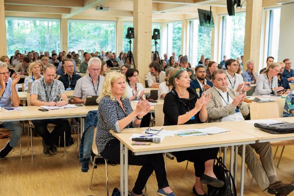 Der Vortragssaal bei der Wasserkraftkonferenz.