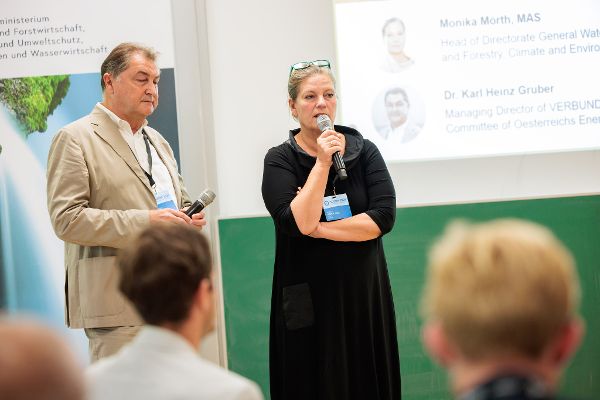 Monika Mörth beim Vortrag auf der Konferenz.