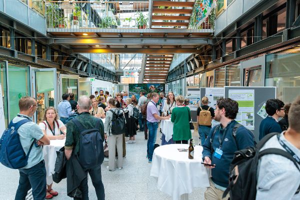 Menschen in der Aula.