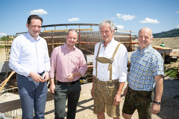 Bundesminister und weiteren Personen vorm Hochwasserbehaelter