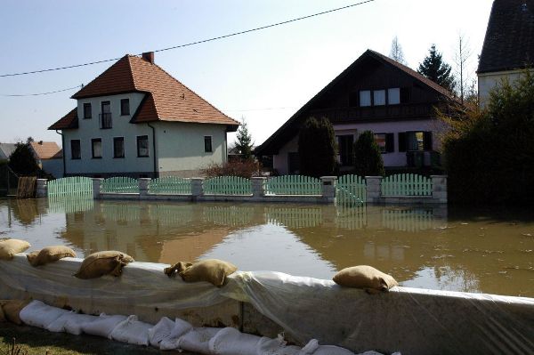 Hochwasser in Dürnkrut 2006 - Sandsäcke