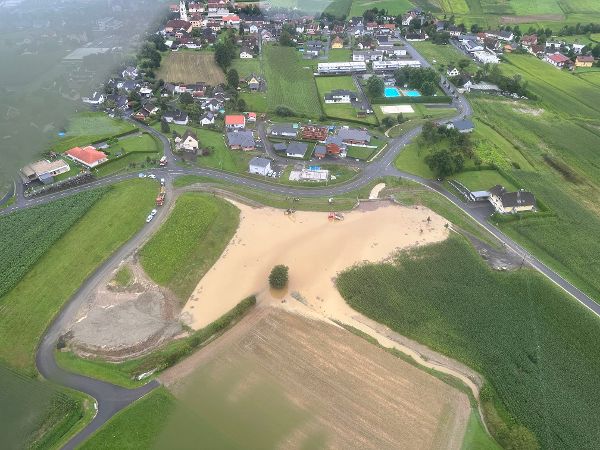 Gefülltes Rückhaltebecken am Grabenfeldbach
