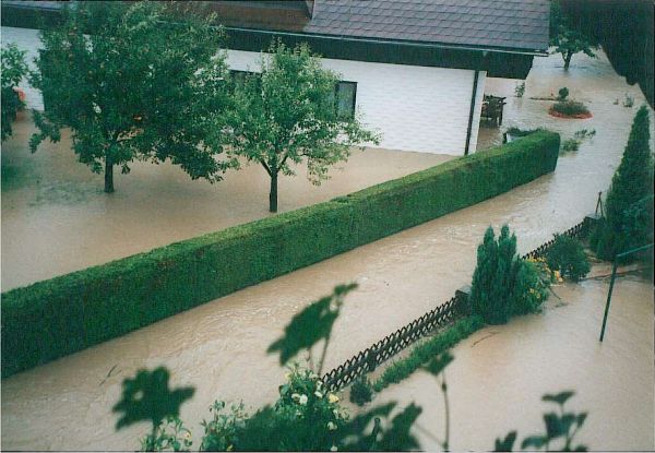 Hochwasser bei einem Haus im Garten.