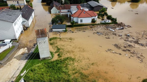 Überflutete Häuser bei Hochwasser in Woppendorf 2024.