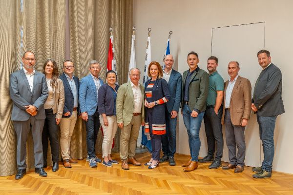 Gruppenfoto bei der feierlichen Eröffnung des Hochwasserrückhaltebeckens am Oedter Bach.