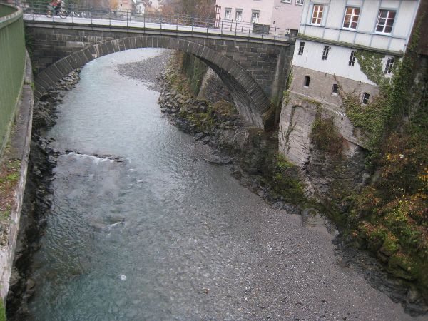 Bogenbruecke ueber einen Fluss